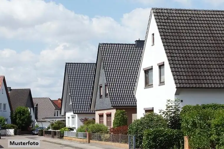 Einfamilienhaus mit Wirtschaftsgebäude und Veranda
