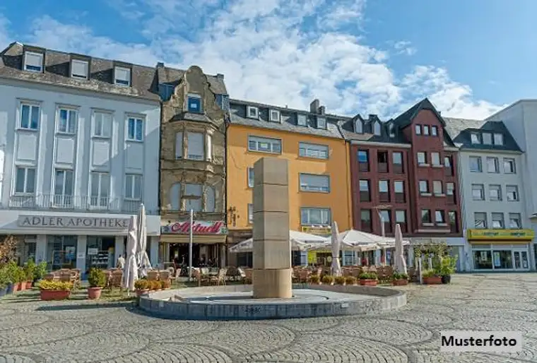 Historisches Zinshaus mit Lagergebäude