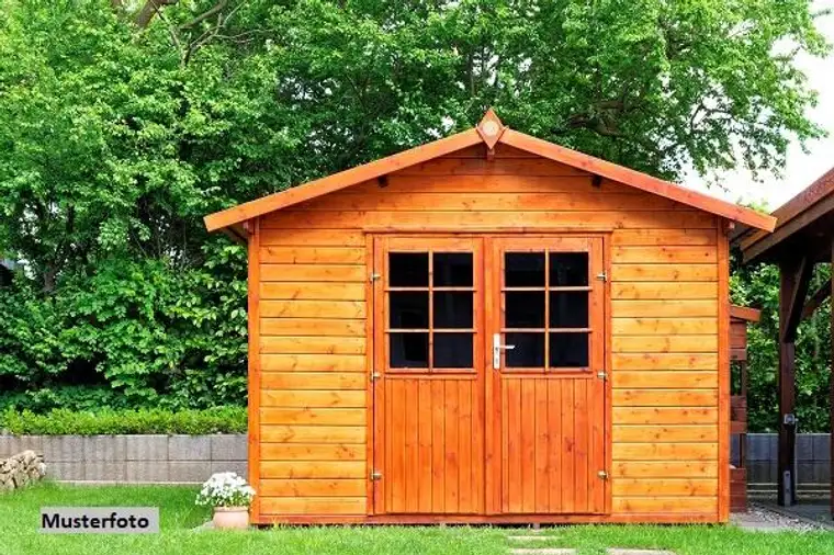Kompaktes Gartenhaus mit Terrasse und zusätzlichen Nebenflächen