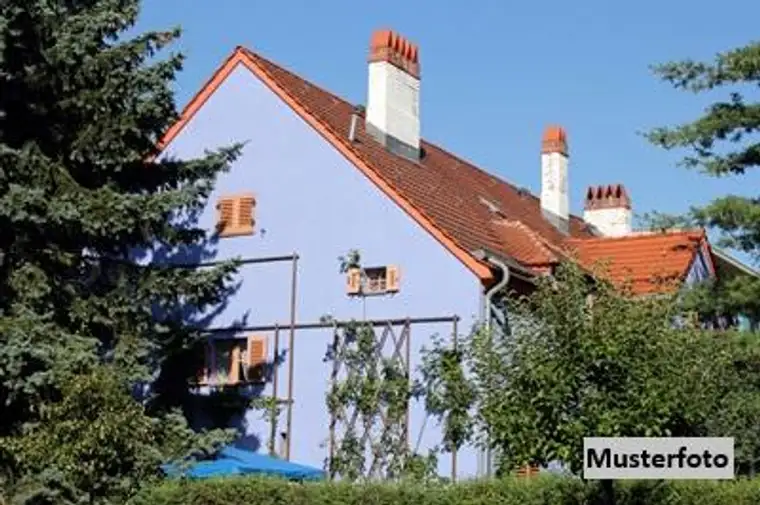 Großzügiges Zweifamilienhaus mit ausgebautem Dachgeschoss und Garage