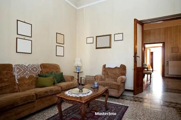 Altbaucharme mit Freiraum: Wohnung mit Veranda &amp; Gartenanteil