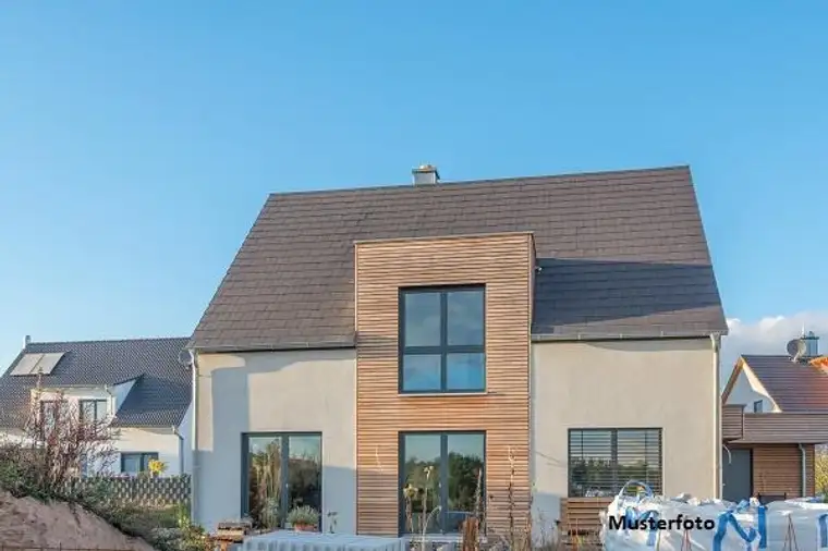 Neuwertiges Familienhaus mit großzügigem Wohnbereich, Terrasse &amp; Doppelgarage