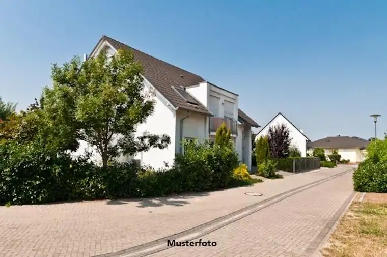 Charmantes 2-Familienhaus mit großzügigem Wirtschaftsgebäude und Garten