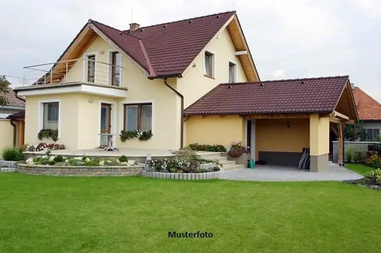 Neuwertiges Familienhaus mit großzügigem Wohnbereich, Terrasse &amp; Doppelgarage
