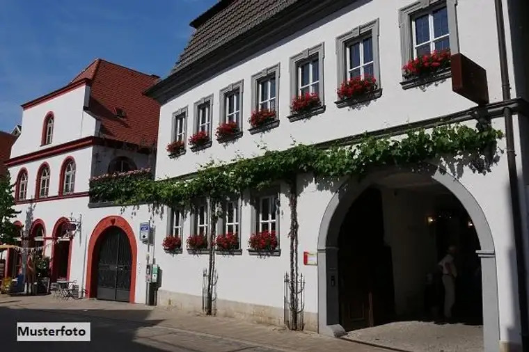 Vielseitige Immobilie mit 24 Zimmern, Restaurant &amp; großzügiger Wohnung
