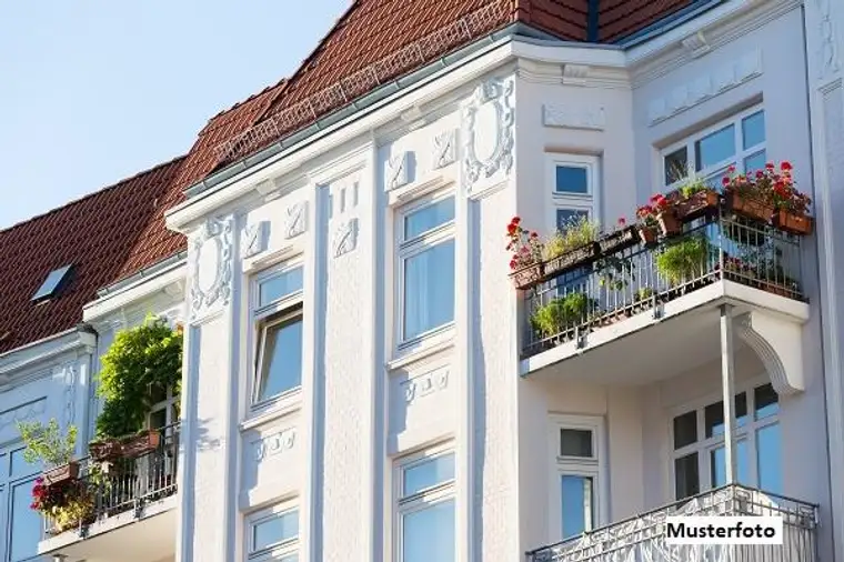 Familienfreundliches Wohnen: 5-Zimmer-Wohnung mit Terrassen &amp; eigenem Grünbereich