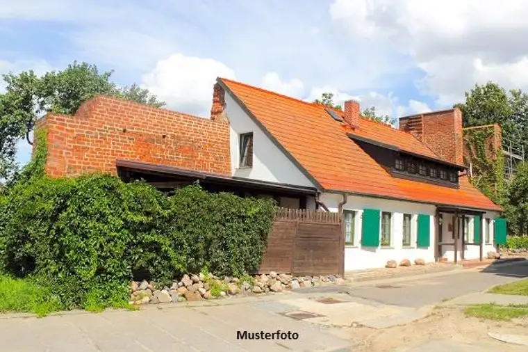Hofstelle mit Wohnhaus, Wirtschaftsgebäuden sowie Land- und Forstflächen