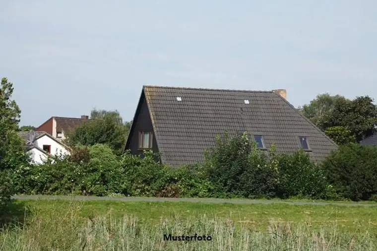 Einfamilienhaus mit Nebengebäude und ausgebautem Dachgeschoss