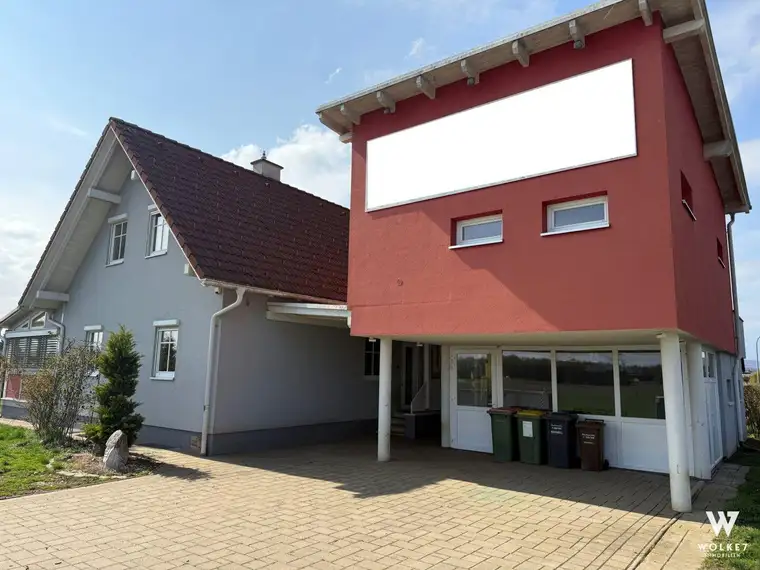 *WOHNEN UND ARBEITEN* großes, sehr gut aufgeteiltes Einfamilienhaus mit Pool und angebautem Bürogebäude