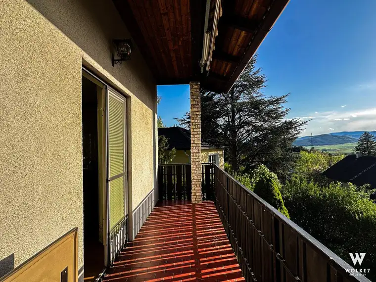 Idyllisches Einfamilienhaus mit Weitblick – Wohnen in Hanglage mit Aussicht - eingebettet in die "Neue Welt"