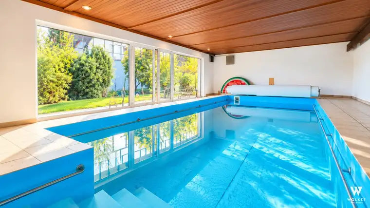 Leben am Wagram: Großzügiges Haus mit Indoor-Pool, Weinkeller und Obstgarten auf ca. 1.446 m² Grund