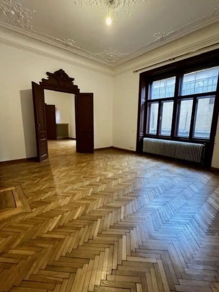 großzügiges, repräsentatives Altbaubüro in attraktivem Gründerzeithaus mit kleiner hofseitiger Terrasse nächst Wiedner Hauptstraße!