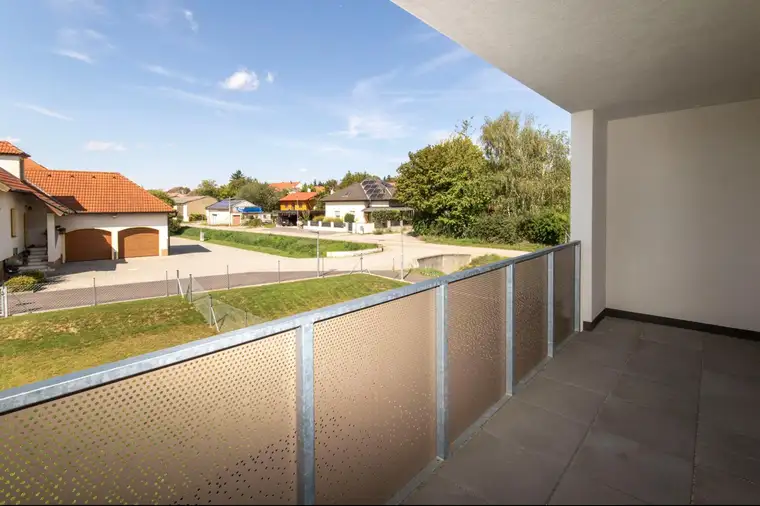 ERSTBEZUG: Modernes Reihenhaus mit Loggia und Garten 