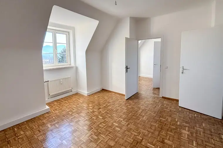 SANIERT: Dachgeschoßwohnung mit Ausblick