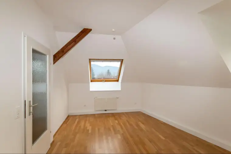 Wunderschöne, teilsanierte Dachgeschoßwohnung 