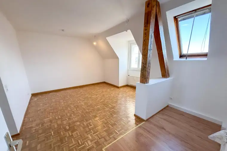 Helle, schön sanierte Dachgeschoßwohnung