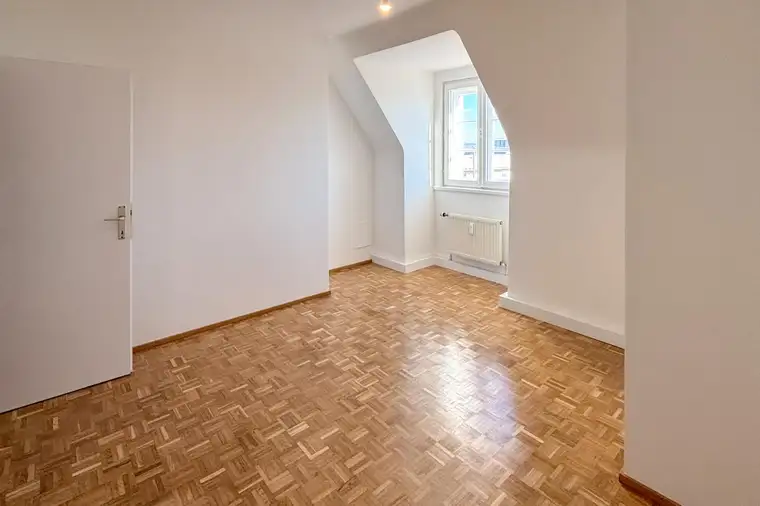 Helle, sanierte Dachgeschoßwohnung mit Fernblick