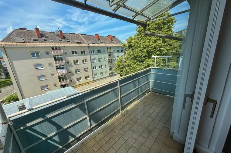 Helle Wohnung mit Balkon