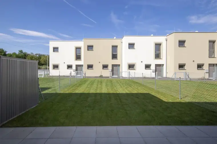 Modernes Erstbezugsreihenhaus mit Loggia und Garten