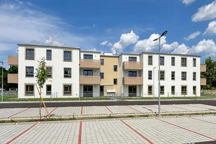 ERSTBEZUG: Hochwertige Wohnung mit Balkon