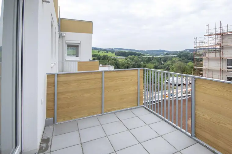 ERSTBEZUG: moderne Wohnung mit großem Balkon