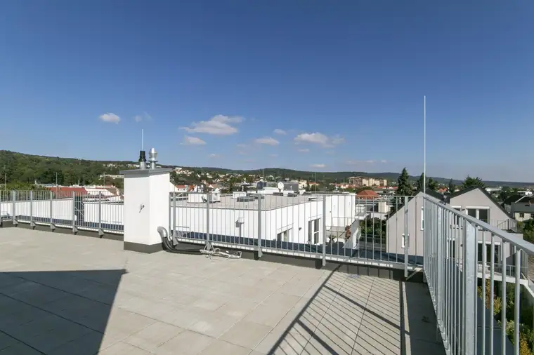 Moderne mehrgeschoßige Wohnung mit großer Dachterrasse