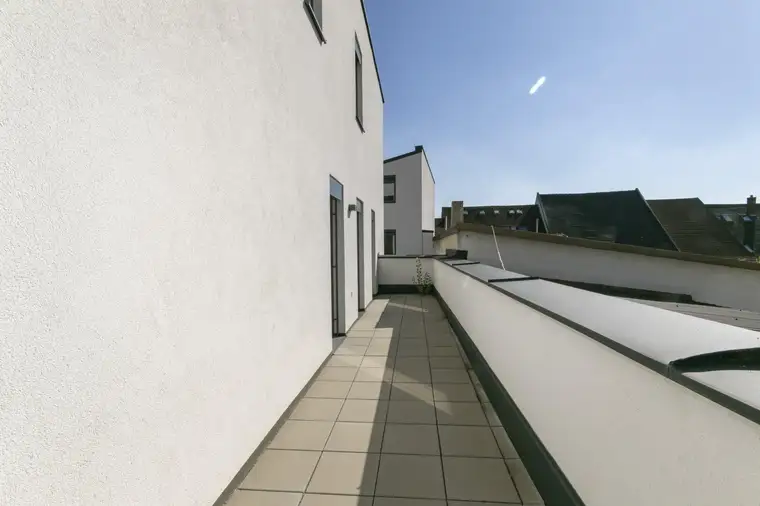 ERSTBEZUG: Innenstadtreihenhaus mit 2 Terrassen und Garten