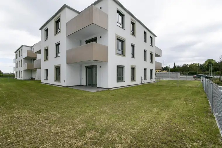 ERSTBEZUG: Eckwohnung mit großen Garten