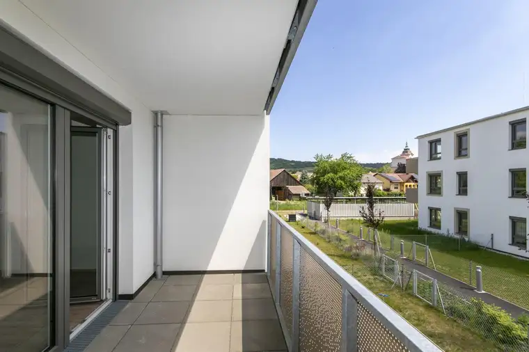 Moderne Neubauwohnung mit geräumigen Balkon