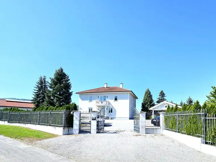 Traumhafter Landsitz im Villenstil mit Pferdeställen!