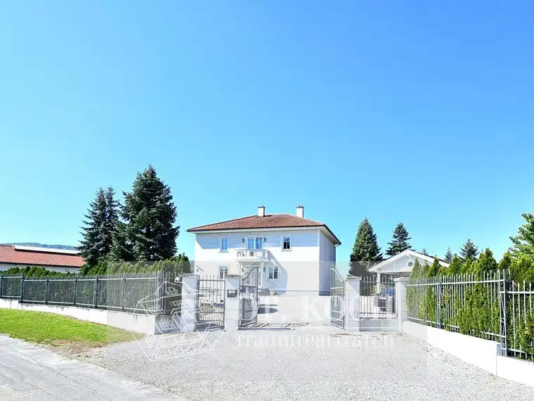 Traumhafter Landsitz im Villenstil mit Pferdeställen!