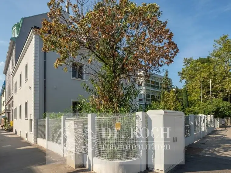 Luxuriöse Stadtvilla mit Garten und Garagen in zentraler Grünlage
