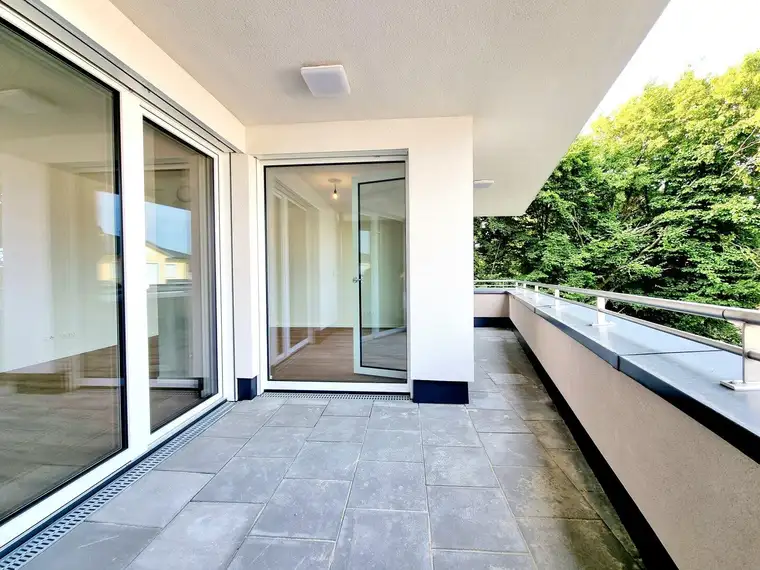Wohnung mit großem Balkon. Ein Ort zum Entspannen