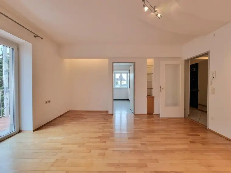 Helle 2-Zimmer-Wohnung mit Südbalkon, zentrumsnahe Lage