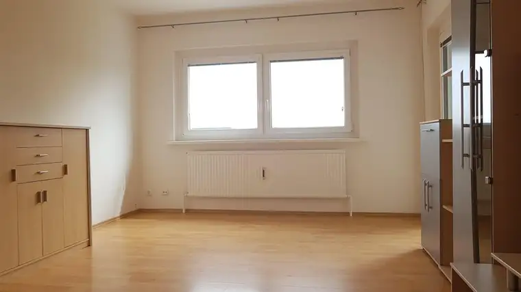 BESICHTIGUNG 29.04. um 16:30 - TERMIN ERFORDERLICH - 2 Zimmer, Loggia, Parkplatz