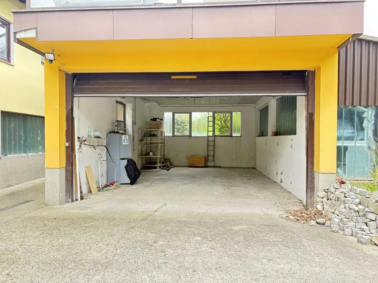 Hohe Garage mit elektrischem Einfahrtstor !