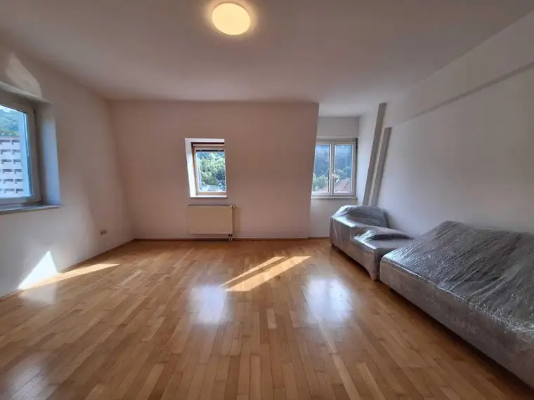 Helle 2-Zimmer-Wohnung mit Einbauküche, Lift und Parkplatz in zentrumsnaher Grünlage