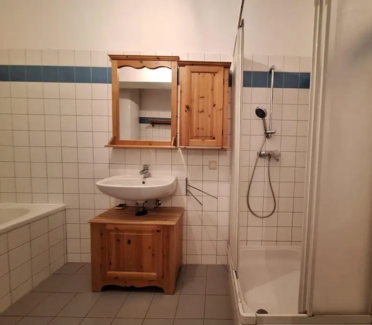 Helle 2-Zimmer-Wohnung mit Einbauküche, Lift und Parkplatz in zentrumsnaher Grünlage