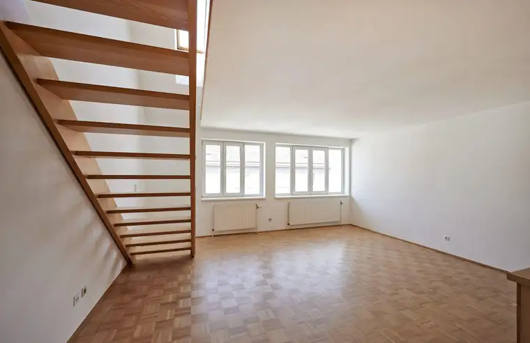 3-Zimmer-Maisonette-Wohnung inkl. Terrasse in den Innenhof! 
