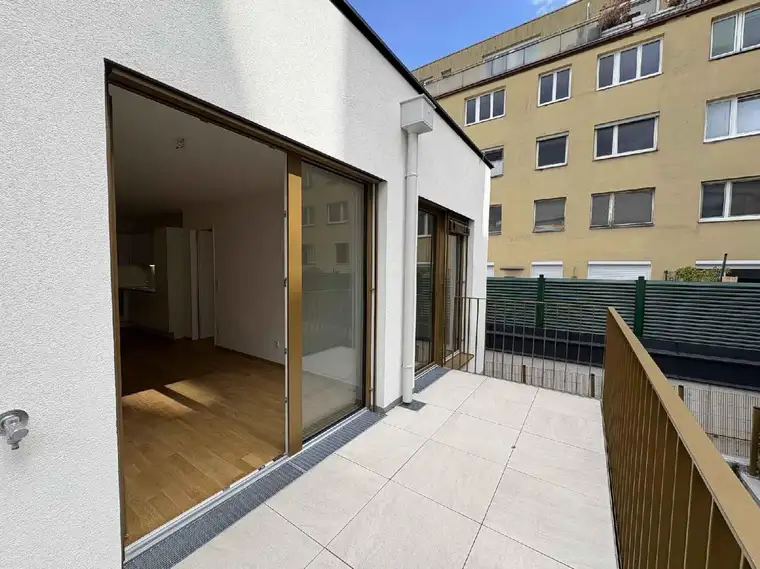 ERSTBEZUG - geräumige Balkonwohnung - Innenhoflage- UBahnnähe
