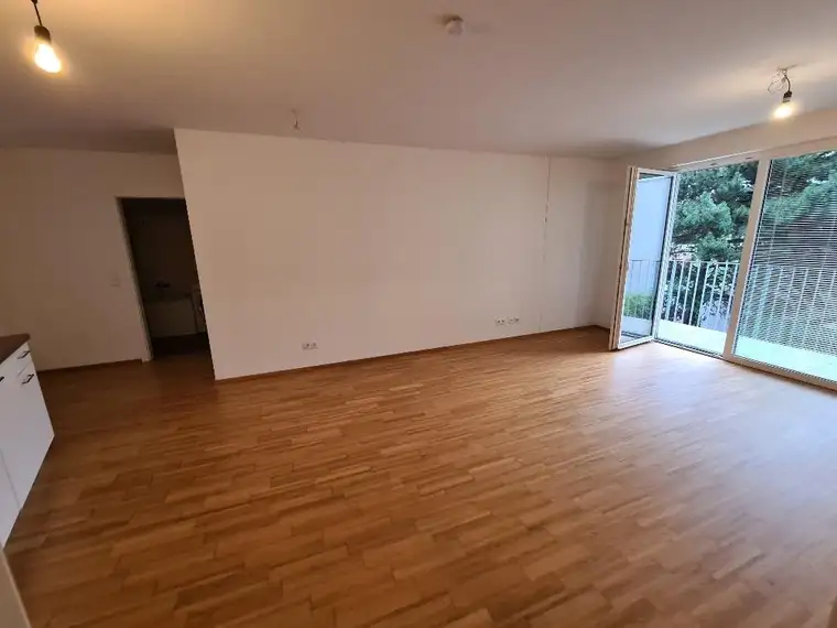 Schöne 3-Zimmer-Wohnung mit Balkon+Garagenstellplatz in der Lorystraße
Nahe U3 und S-Bahn!