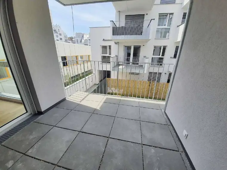 Schöne 2-Zimmer-Wohnung mit Freifläche in der Koloniestraße!