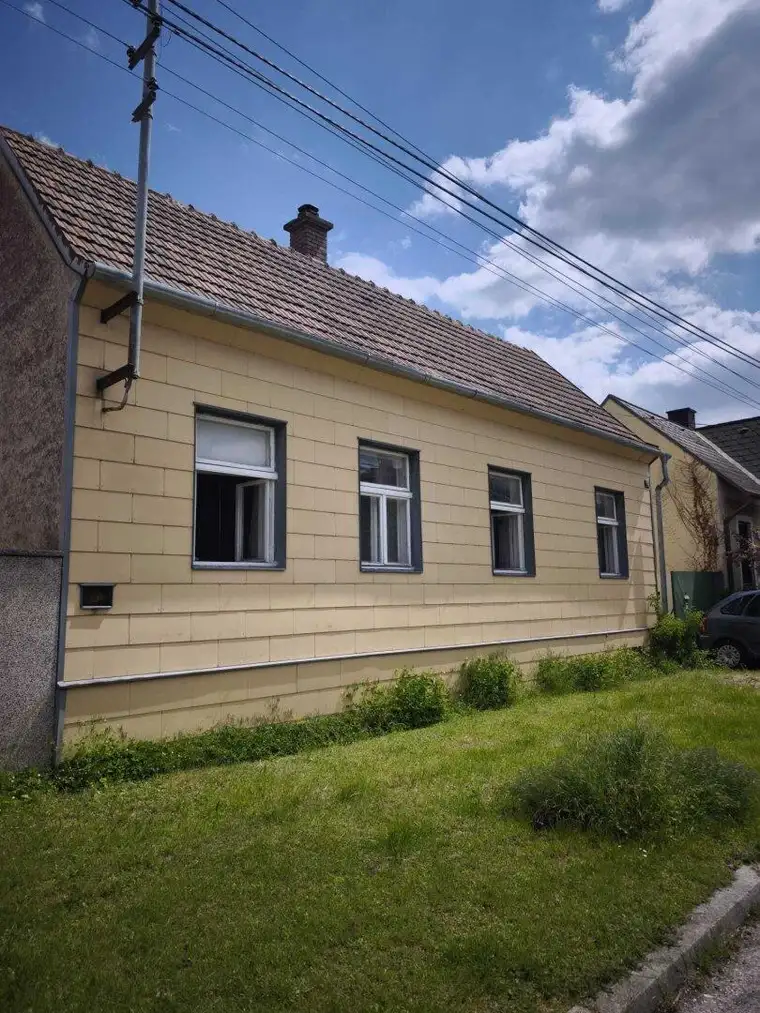 Bewohnbares Einfamilienhaus mit großem Grundstück in Sollenau!
