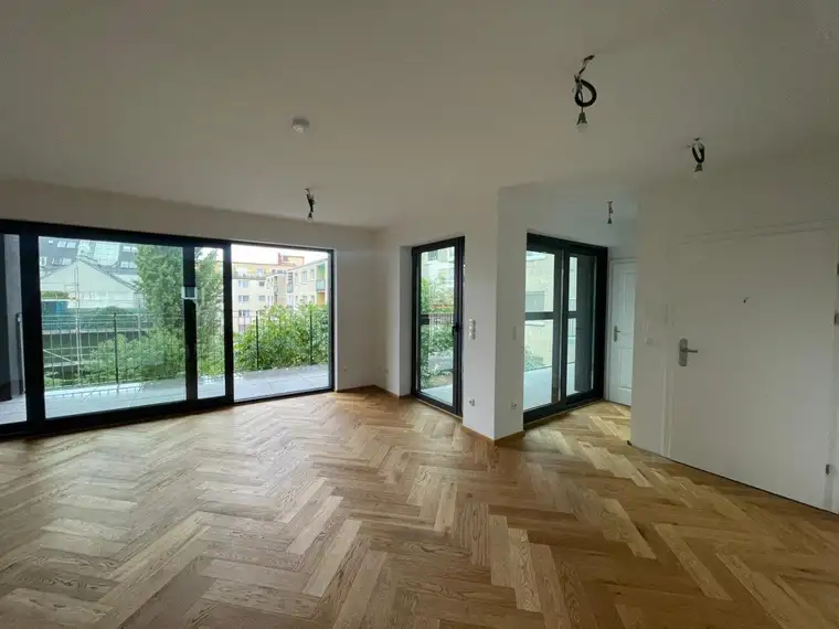 ERSTBEZUG IM DACHGESCHOSS UM 6.300/QM! Wunderschöne 2 Zimmer mit Terrasse und verglaster Loggia!