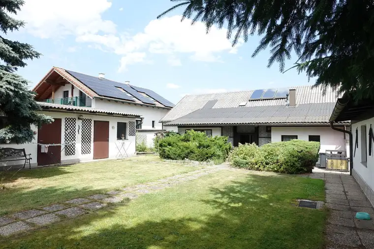 GERÄUMIGES WOHNHAUS MIT NEBENGEBÄUDEN UND GARTEN