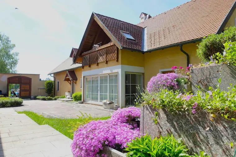 GROSSZÜGIGES WOHNHAUS IM STIL EINES DREISEITHOFES MIT NEBENGEBÄUDE, INNENHOF UND SANIERUNGSBEDÜRFTIGEM POOL - WALDVIERTEL