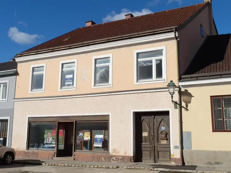 SANIERUNGSBEDÜRFTIGES STADTHAUS MIT NEBENGEBÄUDEN UND INNENHOF - LITSCHAU AM HERRENSEE - WALDVIERTEL