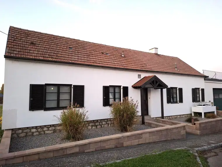 WOHNHAUS - HEURIGENLOKAL - LAGERHALLE