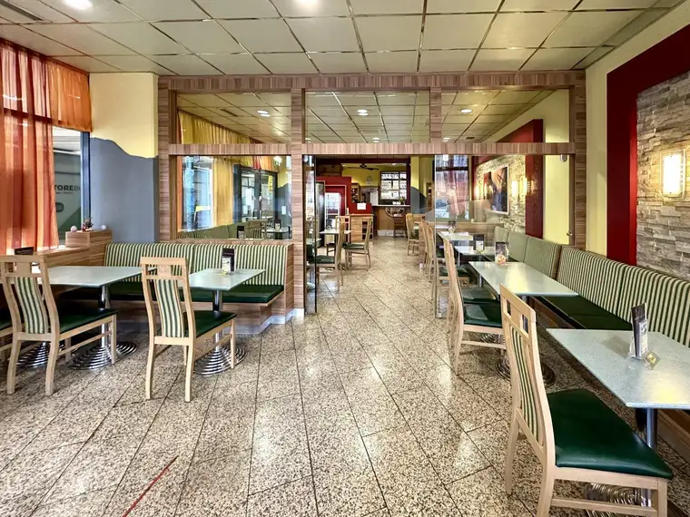 CAFÉ IN FREQUENZLAGE - 50 Verabreichungsplätze - Schanigärten mit weiteren 40 Plätzen