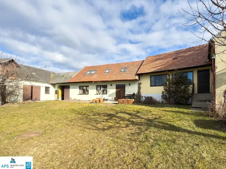 DREIKANTHOF IN ZENTRALER GRÜNLAGE - 1.300 m² Grundfläche - 180 m² Scheunen